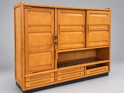 une photo d'une armoire en bois avec des tiroirs et des portes