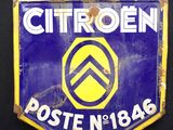 un panneau bleu et jaune sur lequel est inscrit le mot « Citroën »