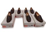 six paires de chaussures pour homme dans leurs boîtes, posées sur une surface blanche