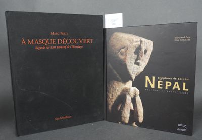 deux livres posés sur une table, sur fond gris, avec une couverture noire