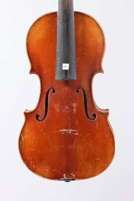 un vieux violon avec un archet accroché à son dos