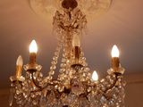 un lustre suspendu au plafond d'une pièce