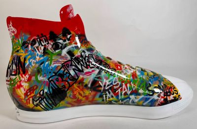une paire de chaussures ornées de graffitis sur un fond blanc