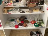 une étagère blanche sur laquelle sont disposés de nombreux objets divers