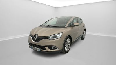 une voiture beige dans une pièce blanche au sol blanc
