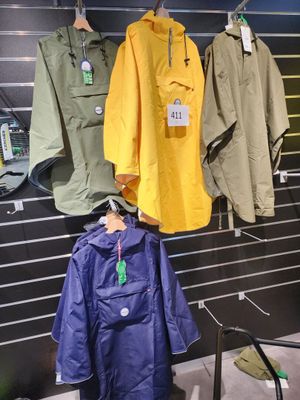 de nombreuses vestes accrochées à un mur dans un magasin