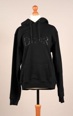un sweat à capuche noir posé sur un mannequin