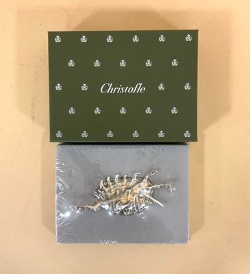 une boîte contenant tout un tas de vis