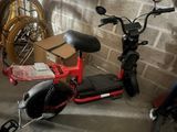 un scooter garé dans un garage