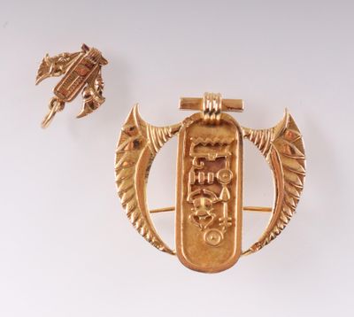 deux broches en or et une épingle ornée d'un oiseau