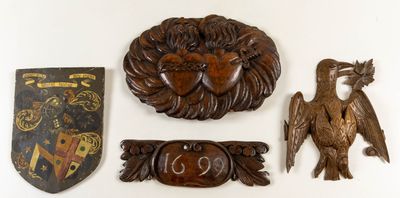 quatre œuvres d'art représentant notamment un lion, une tête de lion et un blason