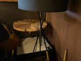 une lampe posée sur une table près d'une fenêtre