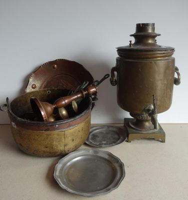 une casserole et une poêle en métal posées sur une table