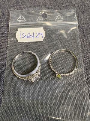 deux bagues qui se trouvent dans un sac posé sur une table