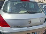 une voiture argentée garée à côté d'une voiture bleue