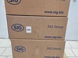 trois cartons empilés les uns sur les autres sur une palette