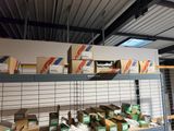de nombreuses boîtes, les unes à côté des autres, sur les étagères du magasin