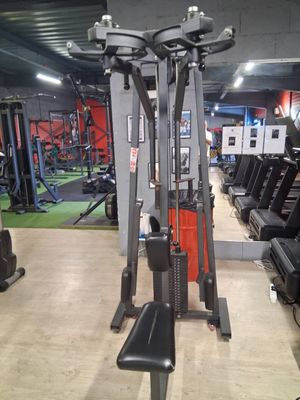 une image d'une salle de sport avec des équipements