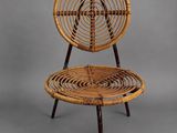 une photo d'une chaise en osier avec une structure et des pieds en bois