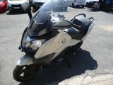 une moto qui est garée dans un parking