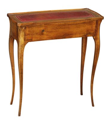 une table en bois avec un plateau en cuir rouge sur fond blanc