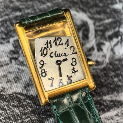 une image montrant un gros plan d'une montre-bracelet posée sur un tissu