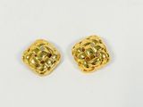 une paire de boucles d'oreilles plaquées or sur fond blanc