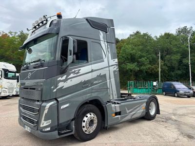 un gros camion garé dans un parking
