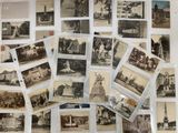 beaucoup de vieilles photos en noir et blanc accrochées au mur