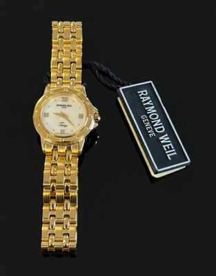 une image représentant une montre en or avec une étiquette, sur un fond noir