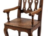 une image d'une chaise en bois sur fond blanc