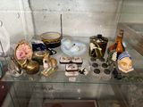 une vitrine en verre contenant de nombreux objets