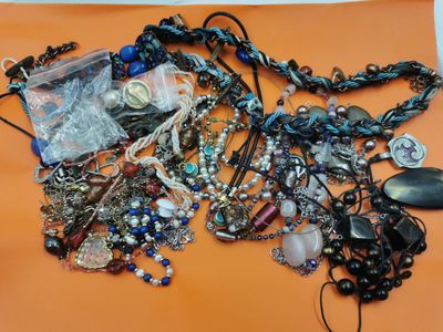 un tas de bijoux variés posés sur un support orange