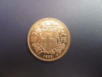 l'image d'une pièce d'or sur laquelle figurent des armoiries