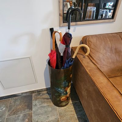 un canapé en cuir marron et un fauteuil en cuir marron avec des parasols