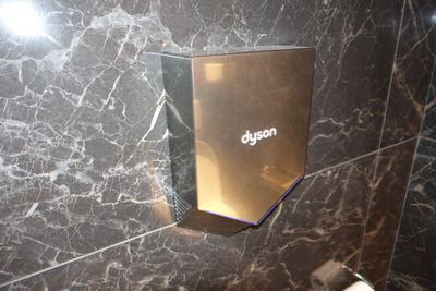 SUR DESIGNATION : Un sèche-mains DYSON AIRBLADE *** Si pas p…