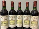 six bouteilles de vin sont alignées sur une table