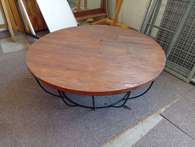 a table that is sitting on the floor in a room