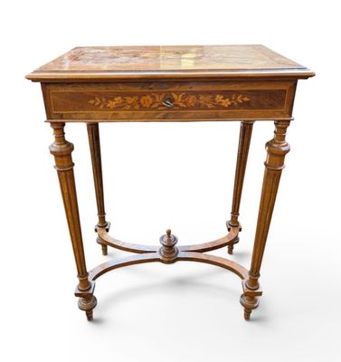 une vieille table en bois avec un plateau en marbre sur fond blanc