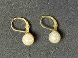 deux paires de boucles d'oreilles en perles posées sur un fond noir