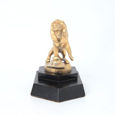 statue d'un lion sur un socle, sur fond blanc