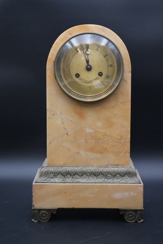 Pendule borne en marbre jaune de Sienne XIXème, époque restaurati...