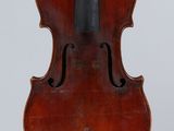 un vieux violon avec un archet sur fond blanc