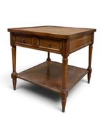 Table d'appoint en bois naturel, les pieds fuselés réunis pa…