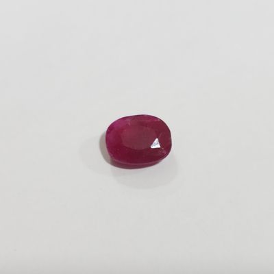 une pierre rouge rubis sur un fond blanc