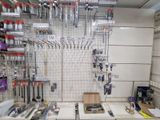 une photo d'un établi sur lequel sont posés de nombreux outils