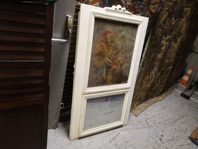 une photo d'un tableau accroché au mur près d'une fenêtre