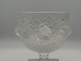 un vase en verre transparent orné d'un motif floral