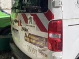 une camionnette garée sur le côté de la route