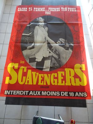 affiche du film « The Scavengers », représentant une femme à cheval